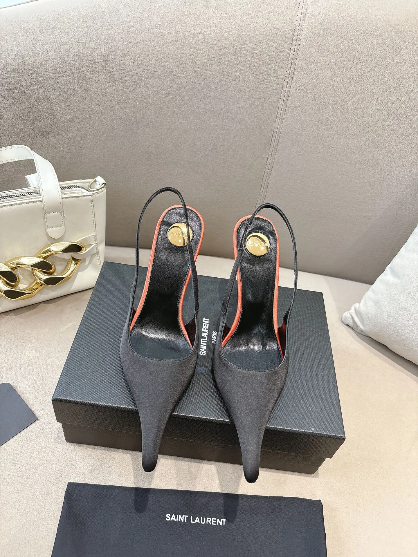 👟👟Ex-factory price 600👟👟 Saint Laurent ysl 25ss/autumn and winter ready-to-wear series catwalk style high heels. The toe and contrasting color design make the final effect quite impressive. Different colors also look good. Straight and curved heels are optional. Only YSL understands women’s hearts best and does not accept refutation. It is a super invincible feminine artifact, a must-have for women (z-brand full-body customization, own molded hardware accessories, perfect consistency) ✔ Upper: imported cow patent leather ✔ Inner lining: imported 🐑 goat leather ✔ Sole: imported genuine leather outsole ✔ Heel height: 10.5cm ✔ Size: 36-39 (40, 41, 42 can be customized and cannot be returned or exchanged) (Full set of packaging)
